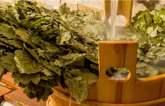 How to dry oak brooms for baths correctly